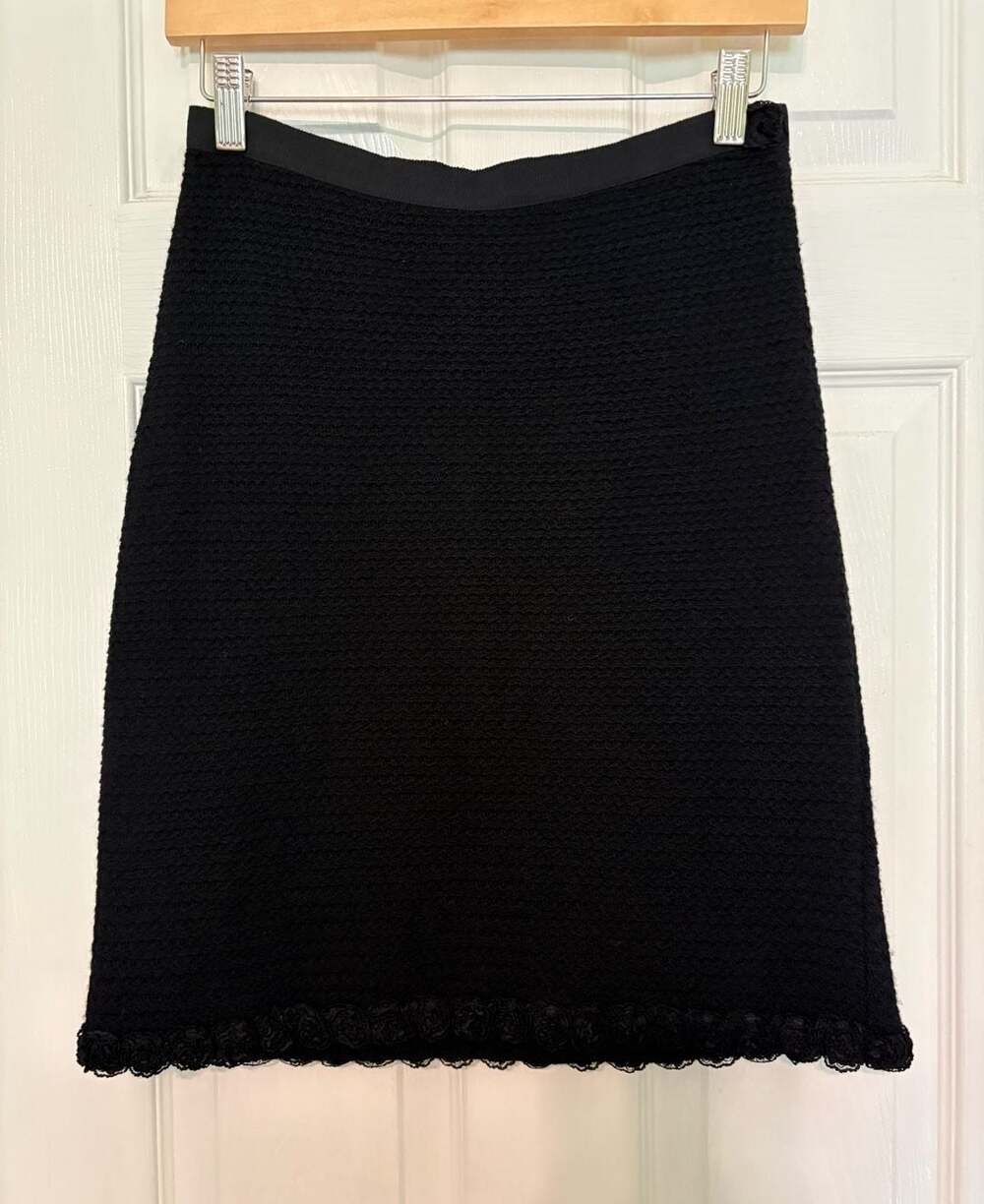 EUC Moschino Textured Black Mini Skirt Made in Italy Size 8, rosette hem
